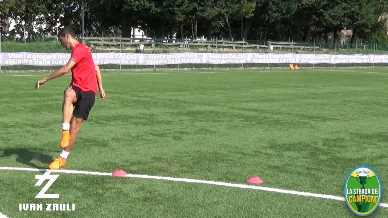 FEINTS AND DRIBBLINGS: Dribbling techniques with combined movements: fake shot, hook, inside cut no look